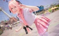 アストルフの衣装はセーラー服のアストルフのコスプレ女装者のFGOアニメP