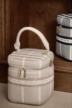 herlipto バニティバッグ 2024 シルバー Herlipto Monogram Quilted バニティバッグ アイボリー - メルカリ