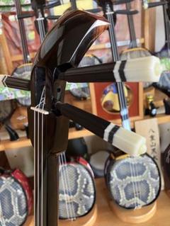 沖縄三線フィリピンエーマ上質(カミゲン黒木)ユナグシク型本皮一