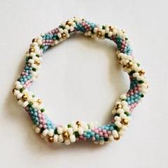 1カラフルビーズツイスト編みブレスレット