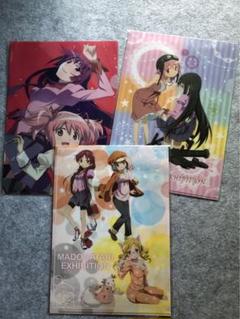 MADOGATARi展コラボぬいぐるみ全種セット MADOGATARI展』の会場販売グッズが2月19日より通販決定 | SPICE