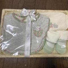 日本製　オーガニックコットンウサギ刺繍付きベビースタイと靴下.授乳スタイセット