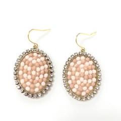 ピンク　ベージュ 系 モザイク　ビーズ　ビジュー　オーバル　ピアス