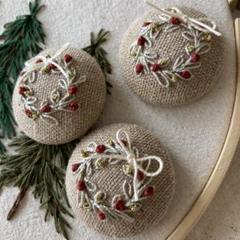 【ハンドメイド◎クリスマスリース②】古着物地使用　ブローチ４個セット　おそろい ハンドメイド◎クリスマスリース】古着物地使用ブローチ日本の