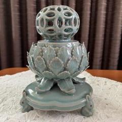 青磁　香炉　作家物　茶道具　松竹梅　雄鶏雌鳥彫刻三つ足香炉　表千家　裏千家 本願寺 山澤松篁（三代）作 青磁香炉「千鳥」無傷 共箱 保証