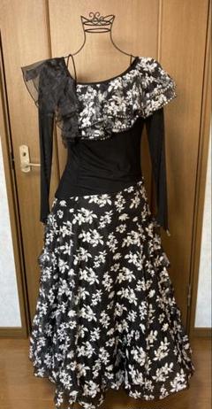 フラメンコドレス 黒と白の花柄