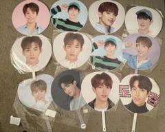 2025年のクリスマスの特別な衣装 うちわ seventeenドギョム 12点セット メルカリ - K-POP・アジア