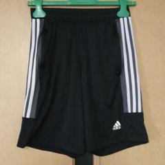 adidas 3本ライン 黒ショートパンツ