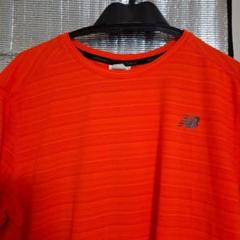 New Balance オレンジ Tシャツ