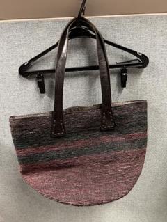 赤と黒のストライプのトートバッグ