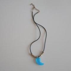ネックレス　ペンダント　勾玉　水色　まが玉　クリアカラー　マーブル　中古のサムネイル