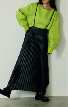VACANCY フェイクレザー プリーツスカート ストラップ付き ブラック