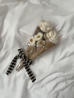 毛糸で編んだホワイトブーケ　花束