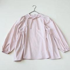 新品タグ付き　yori　ヨリ　バックリボンサテンブラウス バックリボンギャザーブラウス | 2024 AW Collection| yori