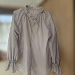 GU フリル付き長袖ブラウス 淡いベージュ