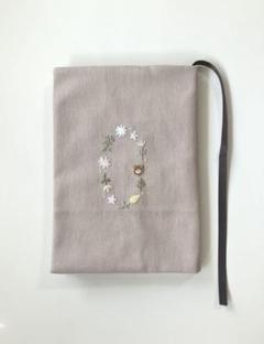 SALE完成品 くまさんとお花のフレーム 刺繍ブックカバー