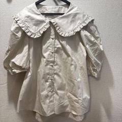 フリル付きクリーム色シャツ
