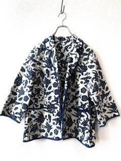 Yukkorin藍印花布 わたなべネイビーとホワイトの花柄コート 未使用 美品】 藍印花布わたなべ 花柄型染デザインレースアップボート