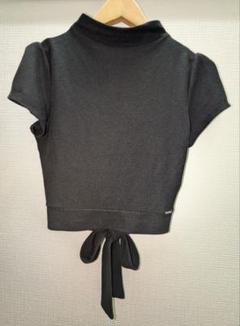 GUESS　ハイネック バックリボン クロップドTシャツ