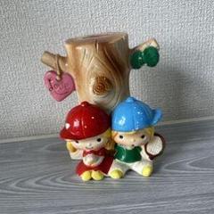 子供のフィギュアと木のストンプの置物