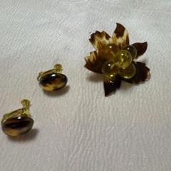 ブラウン/イエロー 花と葉のブローチ、イヤリング