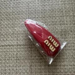 miu miu 赤 ヘアピン Red Patent Leather Hair Clip | Miu Miu