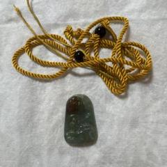 翡翠彫刻ペンダント・黄色ロープ付き　悟道