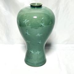 青緑色の陶器製細長い瓶　青磁花瓶　花生　花道具 青緑色の陶器製細長い瓶 青磁花瓶 花生 花道具