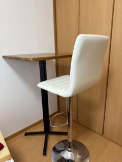 ブラウン木製カウンターテーブルとホワイト椅子セット