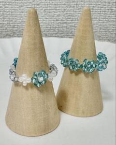 ハンドメイドアクセサリー　お花モチーフ　水色と白のビーズリング　2点セット