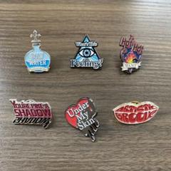 SHINee 韓国公式グッズ　EPOXY BADGE ピンバッジ SHINee WORLD VI スローガン＆オニュピンバッジ - メルカリ