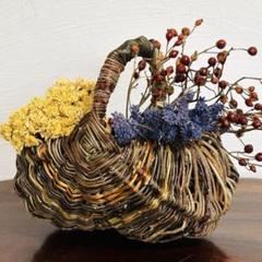 大きなバスケット アオツヅラフジとあけびのツルかご 存在感あり