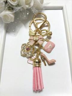 ハンドメイドチャーム　キーホルダー　キラキラカメリア　タッセル　ピンク