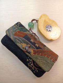 煙草入れ農村図相良刺し夫婦鶏前金具　家紋金工セイウチ牙根付 煙草入れ農村図相良刺し夫婦鶏前金具 家紋金工セイウチ牙根付