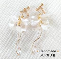 601.お花イヤリング✾匿名配送✾送料込み✾ホワイトフラワー花弁揺れるパール