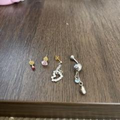多様なデザインの片耳用ピアスセット
