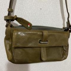 美品 Dakota ダコタ カーキ レザー ショルダーバッグ　斜めがけバックのサムネイル