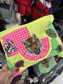 虎ワッペンのカラフルポーチ