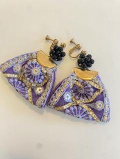 紫の刺繍とビーズ刺繍のイヤリング
