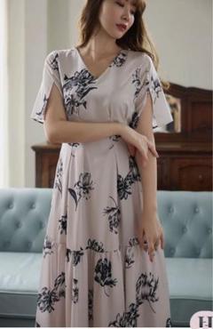 【新品】ハーリップトゥ♡Monochrome Peony Satin Dress 完売品herlipto Monochrome Peony Satin Dress - メルカリ