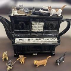 ピアノ置物　ネコフィギュア