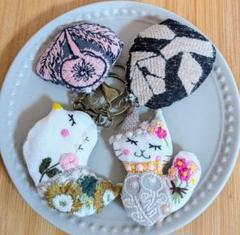 ハンドメイド・お祈り猫 チャー厶ストラップ(948)　✤ミナペルホネンはぎ ハンドメイド・お祈り猫 チャー厶ストラップ(991) ✤ミナ