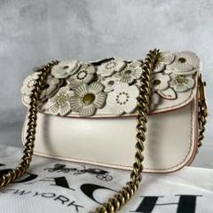 未使用✨COACH ティーローズ フラワーアップリケ バッグチャーム ベージュ系 新品未使用】COACHコーチ☆バッグチャーム☆ティーローズ