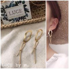 110 マット ゴールド 変形 フープ リング いびつ リボン 結び 華奢ピアス