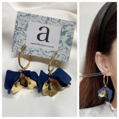 2261-7 ネイビー☺︎花びらフラワーとゴールドフープのチタンピアス☺︎
