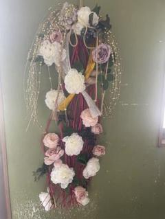 華やかな造花のしめ飾り