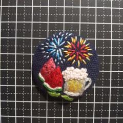 ハンドメイド　くるみボタン　刺繍ブローチ