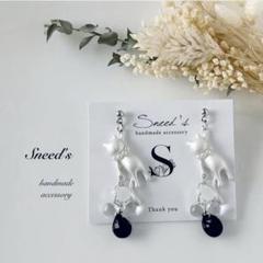 ▪ホワイトシルバーぶら下がり猫×ドロップビーズピアス／イヤリング