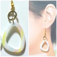 029 ☆トライアングル型アクリルピアス ホワイト＆イエロー☆