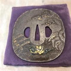 真鍮に金象嵌　鍔 菖蒲と草花　雅な八つ橋模様 真鍮に金象嵌 鍔 菖蒲と草花 雅な八つ橋模様